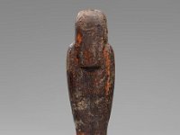 Aeg H 17 RS  Aeg H 17, Rückseite, Ptolemäerzeit, Ptah-Sokar-Osiris-Statuette, Holz, Bitumen, H 20, 5 cm, B  6,3 cm, T 17,5 cm : Bestandskatalog Ägypten, Museumsfoto: Claus Cordes
